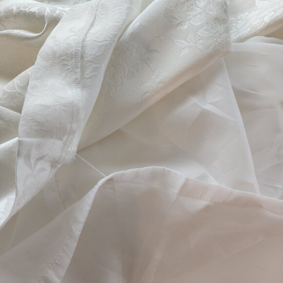 Elegant White Sleeveless Dress - Picture 5 of 7